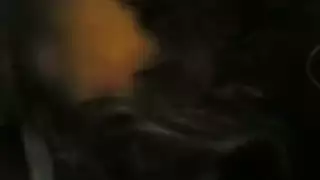 بعد تدليك جنسي حار، تنزلق عضوه في شقها الرطب لنكاح شغوف