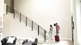 فتاة جائعة للجنس تريد استنزاف كل قضيب