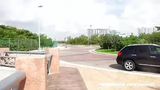 عاري ويضرب لحمه بلطف