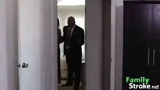 شاب مثير ينيك عمة ناضجة في لقاء محرم