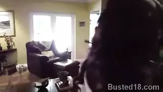 حصل زوج أقرن على بعض الدجاج الساخن لنشر أرجلهم ودعه يمارس الجنس معهم