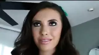 العاهرة الشقراء كيسي كالفيرت تظهر حفرها