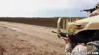اللبوة المحجبة السمراء تمص أزبار الجنود الأمريكيين