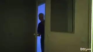 رجل ناضج يمارس الجنس مع مراهقتين في حركة شواء