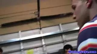 أصدقاء في جنس قاسي: صديقان ينكوان شابًا مستسلمًا في علاقة جنسية عنيفة