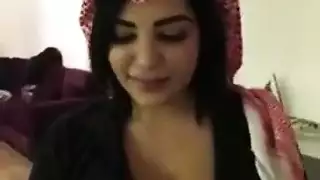 أثداء فتاة سعودية كبيرة وطبيعية تهتز أثناء وضعية الكلب