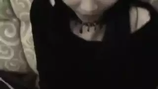 هذه العاهرة الآسيوية تقسم رسوم زبائنها