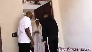 عاهرة متزوجة: زوج عربي ديوث يصور ثورين أسودين يمارسان الجنس مع زوجته