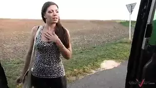 الفتاة المتأوهة تتعرض لضربات من الشاب المنحوت في المقعد الخلفي