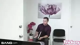 فتاة المكتب تبلع سائل المدير بعد ركوب مكثف على المكتب