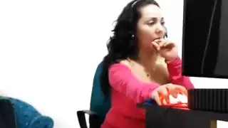 كاميرا سرية تلتقط موظفة تلعب بكسيها المبلل