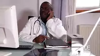 سكس هاردكور الطبيب الزنجي النياك أبو زب أسود كبير يخترق طيز الشقراء الجامدة