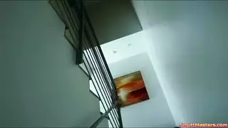 لاتينية شقراء شابة بعيون زرقاء في جماع جماعي متطرف