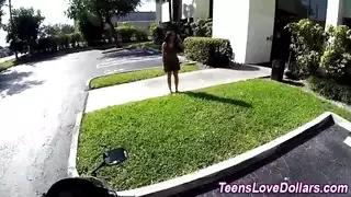 إنها تمارس الجنس مع رجل دراجة نارية