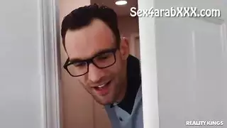 الأخت غير الشقيقة تثير الأخ المهووس بسروالها الداخلي المبلل قبل الشرج