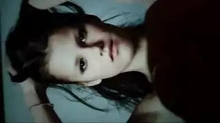 مراهقة مثيرة في ثونغ أبيض تمارس جنساً عنيفاً