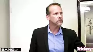 العلاج يتحول لإباحية: الزوجة تصل للنشوة المتعددة على أريكة المعالج