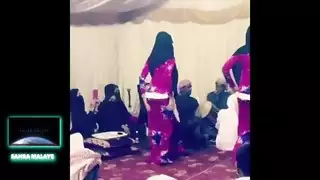 رقص عربي إباحي مثير: حركات الراقصة المجنونة تثير المشاهدين