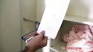 يصفع مؤخرتها بقوة ثم يمارس الجنس معها بعنف