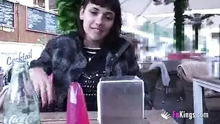 الفتاة اللبوة تتناك في طيزها لأول مرة وتشعر بالألم واللذة معاً