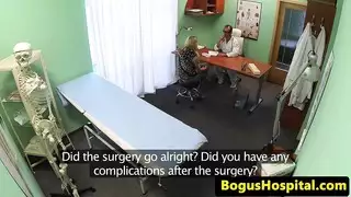 الطبيب يعطي المريضة نيكة قوية