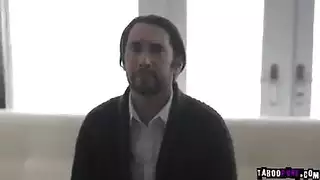 المراهقة المشاغبة تمص قضيب أبيها الصلب في مشهد سري