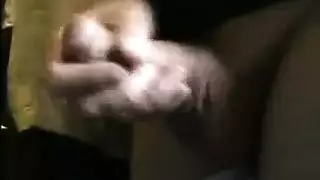 شقراء متحمسة تمص رجلًا ضخم الزب لتنهي بقذف كريمي
