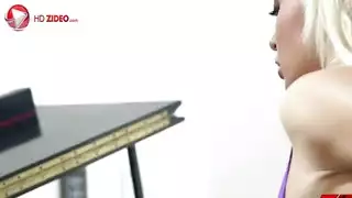 ميلف وقحة تمص القضيب مثل محترفة ثم تنكح بوضعيات شاذة