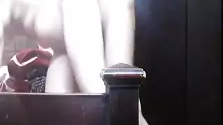 لعق قضيب أسمر ضخم بتاج وردي