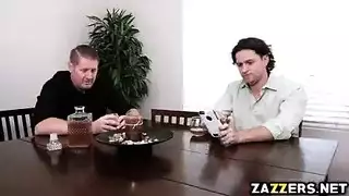 رئيسي يمارس الجنس مع زوجتي في سريرنا إباحية قاسية