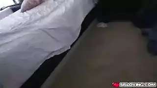 أفلام إباحية لأخوة زوجيين: تقدم مؤخرتها لجماع كلبي عنيف
