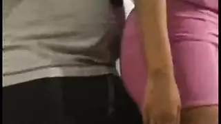 ينيكها في الباص و يعبث بطيزها و يحتك عليها حتى يقذف منيه