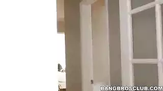 سوداء أبنوسية شبقة تستمني كسها قبل أن تتناك من الزب الكبير
