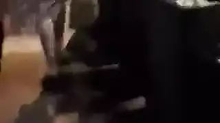 شاب يصور فتاة مغربية منحنية الجسم ترقص في الخارج