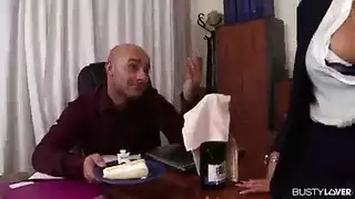 فتاتان مثيرتان في المكتب تشاركان المدير في جنس ثلاثي