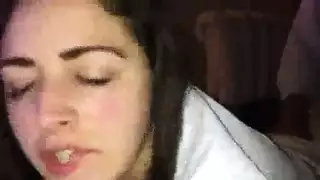 بائع بقضيب كبير يضرب أم مثيرة تصرخ في وضعية الكلب