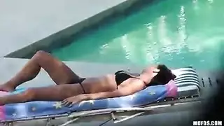 بيكيني أبيض، كس مبلل: روسية تُنك بقوة