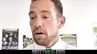 أستاذ صريح يضاجع طالبته على المكتب ويغطي وجهها