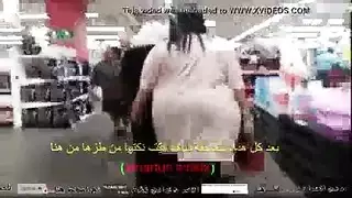 امرأة ممتلئة المنحنيات تمارس جنسًا صريحًا في مركز التسوق