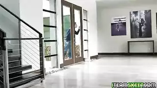 يستكشف كل أوضاع النياك قبل أن يقذف حليبه داخلها