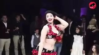 شاكيرا ترقص بعد الإفراج: ملابس إكس إكس إكس وحركات مثيرة