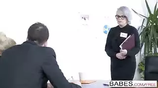 موظفة المكتب تناك الاجتماع الكامل بقوة في فيلم إباحي صريح