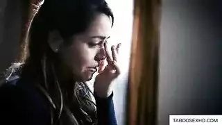 سكرتيرة عذراء ترتجف بينما يملأ رئيسها الناضج كسها في المكتب