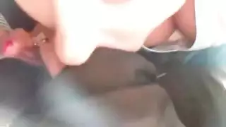 الشقراء الشرموطة تكشف بزازها في الطائرة وتمص زب الراكب بجوارها