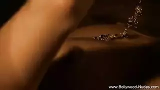 سكس بوليود حصري و نجمة هندية عارية على ظهرها و حلمات بزازها واقفة
