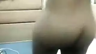 شاهدتها تُنك، ثم أعطيتها هذا الزب