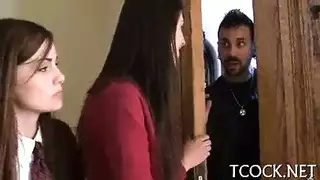 مضاعفة المتعة: شاب يتناوب على صديقته وصديقتها في جنس صريح