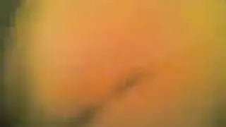 عاهرة مثارة تنتشر عارية لزوجها ليدلك كسها
