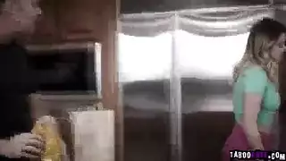 علاقة جنسية صعبة مع رجل ملتحي ناضج على أرضية المطبخ