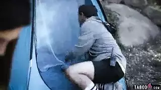 فتاة صغيرة تخون صديقها من أجل جنس الرجل الأكبر المتوحش